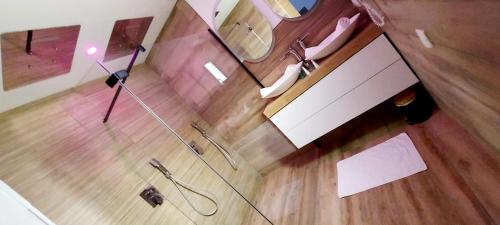 an overhead view of a room with a microphone at L'OLYMPE DES SENS in Portiragnes