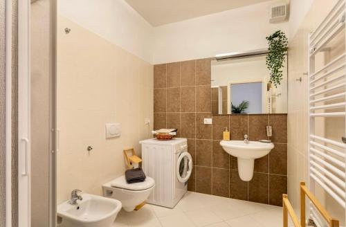 La salle de bains est pourvue de toilettes et d'un lavabo. dans l'établissement Florence Green Apartment, à Florence