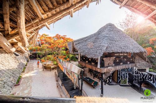 an overhead view of a building with a straw roof at Makofi Guest House in Nungwi