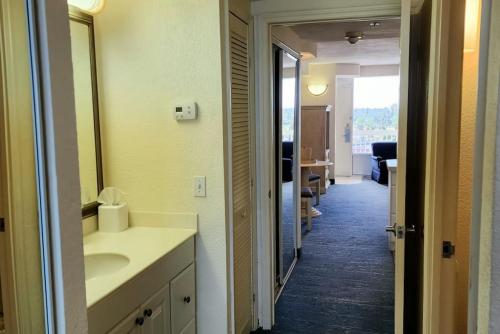 La salle de bains est pourvue d'un lavabo et d'un couloir. dans l'établissement Sandy Toes Beachfront Condo, à Daytona Beach