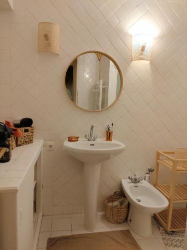 une salle de bain avec un lavabo et un miroir et des toilettes dans l'établissement Maison 6 personnes, Vue Mer avec jardin, barbecue, paddle, à Cassis