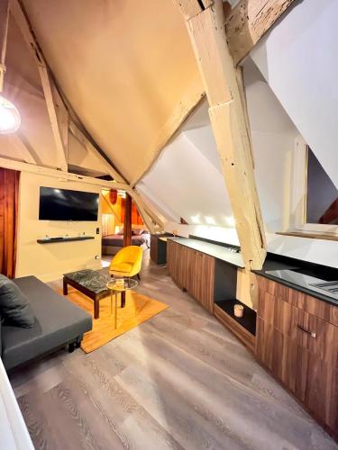 un salon avec un canapé et une table dans l'établissement Romain - Appartement à Reims, à Reims