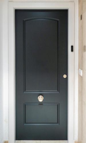 a front door with a green door at CALMA Apartments in Benidorm