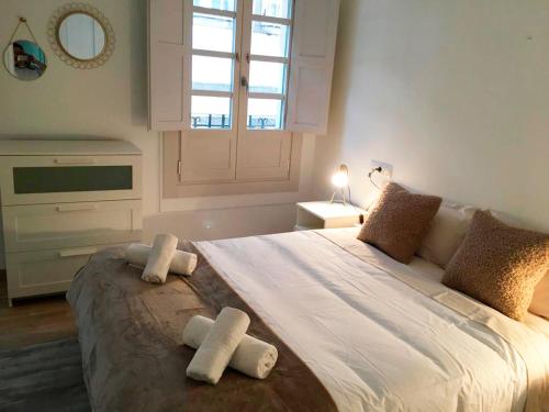 a bedroom with a large bed with towels on it at Casa dos Cantares in Padrón