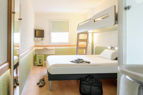En eller flere senge i et værelse på Ibis budget Berlin Potsdamer Platz