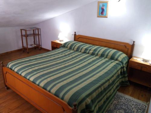 - une chambre avec un lit et une couette à rayures dans l'établissement La Nicchia, à Gerace