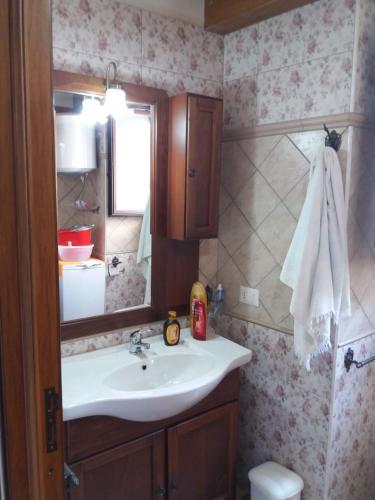 a bathroom with a sink and a mirror at La Nicchia in Gerace