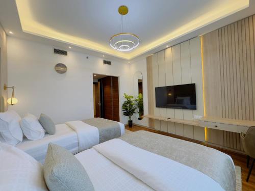 Телевизор и/или развлекательный центр в GOODWOOD SUITES HOMES VACATION