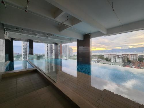 バターワースにあるPraicon Tower - Premium Suiteの水辺の景色を望む広い客室です。