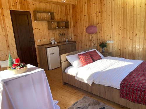 Un dormitorio con una cama y una mesa. en House in mountains, near Batumi- Lemanor Lodge, en Kʼveda Chʼkhutunetʼi