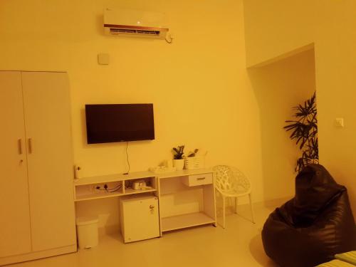 Amritham Holidays Homestay Trivandrumにあるテレビまたはエンターテインメントセンター