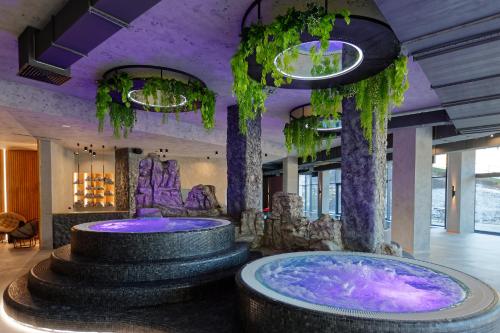 jacuzzi en un vestíbulo con techo púrpura en Rest&Ski Spa Resort, en Bukovel