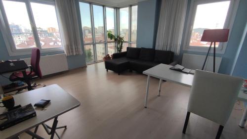 ein Wohnzimmer mit einem Sofa und einem Tisch in der Unterkunft Private Room in Istanbul #16 in Istanbul