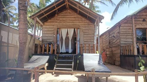 une maison en construction avec une terrasse couverte et une échelle dans l'établissement Shubh Cottages Agonda, à Canacona