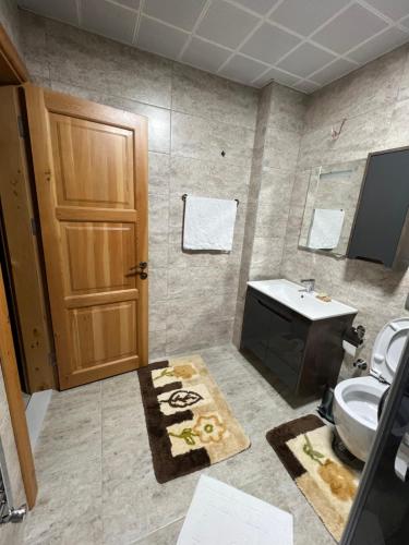 baño con lavabo y puerta de madera en VILLA ECRİN, 