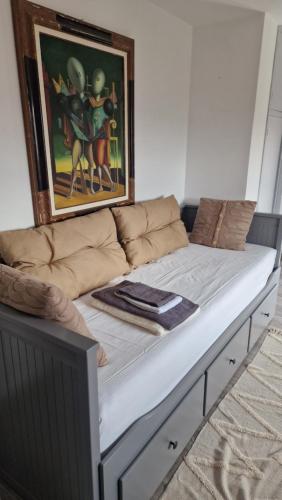 een groot bed in een kamer met een schilderij aan de muur bij Casa Aurelia in Rome