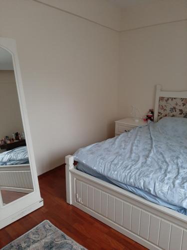 Schlafzimmer mit einem Bett und einem Spiegel in der Unterkunft Private Room in Istanbul #17 in Istanbul