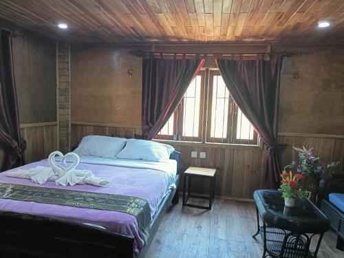 - une chambre dotée d'un lit avec un ruban dans l'établissement Sunshine Hotel Kampot, à Kampot