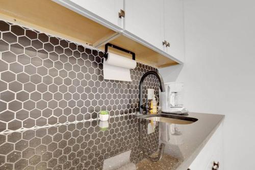 eine Küche mit einer Spüle und einer Arbeitsplatte in der Unterkunft Housepitality - The Neuschwanstein Flat in Columbus