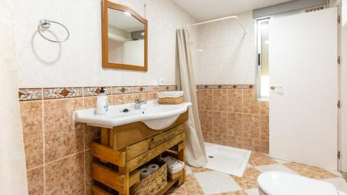 A bathroom at Chalet Brillante Córdoba by Ruralidays