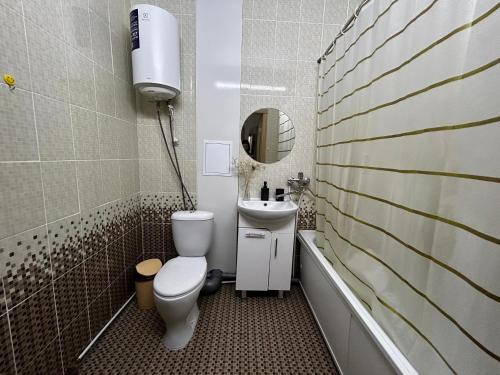 Ένα μπάνιο στο Квартира в центре Костаная