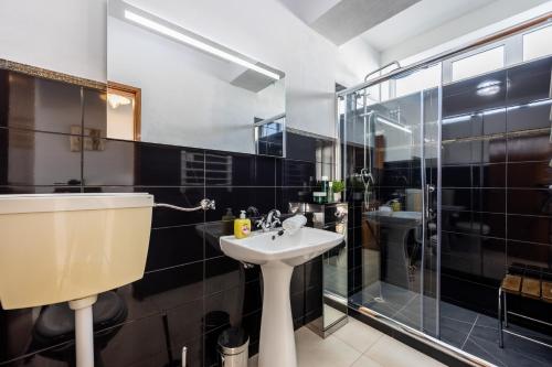 un baño con lavabo y ducha en Bay View Townhouse, en Salema
