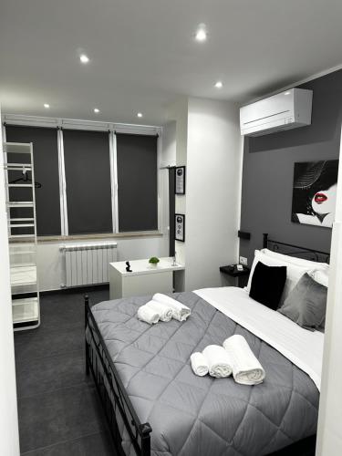 羅馬的住宿－ONE HUNDRED ROOMS GARDEN，一间卧室配有一张大床和两条毛巾