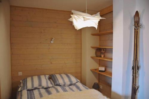 sypialnia z łóżkiem i lampką w obiekcie Vue de carte postale en hypercentre de Font-Romeu w mieście Font-Romeu-Odeillo-Via