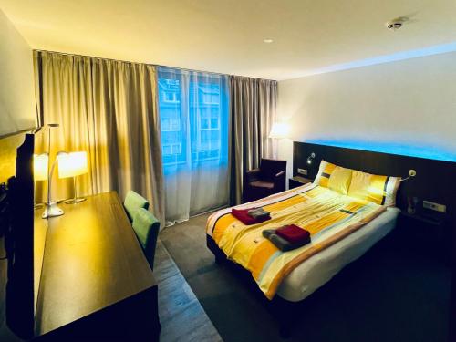 a hotel room with a bed and a window at 4* Boutique Zimmer am Düsseldorf Hafen + ÖPNV & TG in Düsseldorf