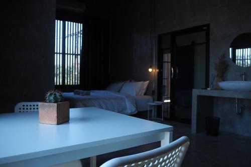 Ban Dan的住宿－No.210 Maikhao Bedroom Studio，一间设有两张床和一张桌子及椅子的房间