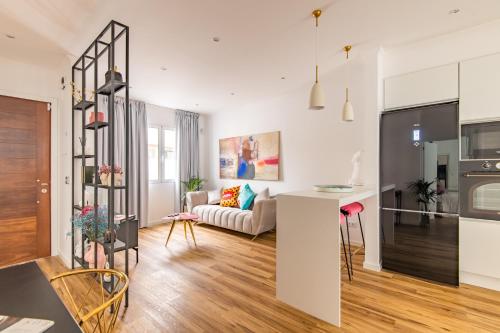 een keuken en een woonkamer met een bank en een tafel bij Eva Boutique Apartment in Funchal