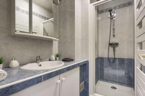 a bathroom with a sink and a shower at 3 Ch 7 Personnes Calme Proche Paris in Ris-Orangis