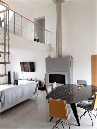 un salon avec une table et une cheminée dans l'établissement Villa des églantiers baie de somme, à Cayeux-sur-Mer