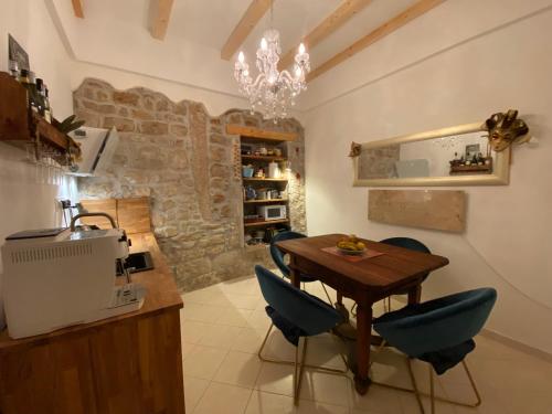 ヴルサルにあるGuesthouse Ribaのキッチン(木製テーブル、青い椅子付)