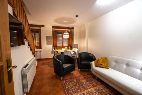 Alpens的住宿－Cala Pepita，客厅配有沙发、椅子和桌子