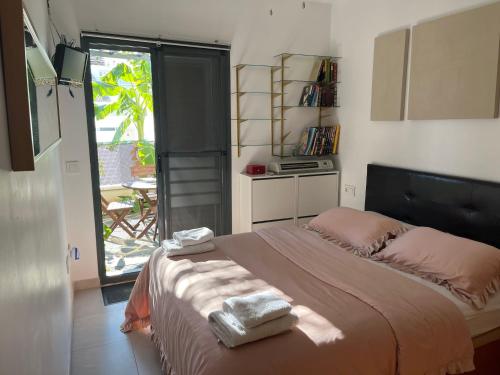 Posteľ alebo postele v izbe v ubytovaní PLAYA ALMARDA,PISCINA,2 TERRAZAS,WIFI,PARKING,BBQ,TRANQUILo