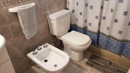 uma casa de banho com um WC e um lavatório em Departamentos Pórtico Sur em Cipolletti