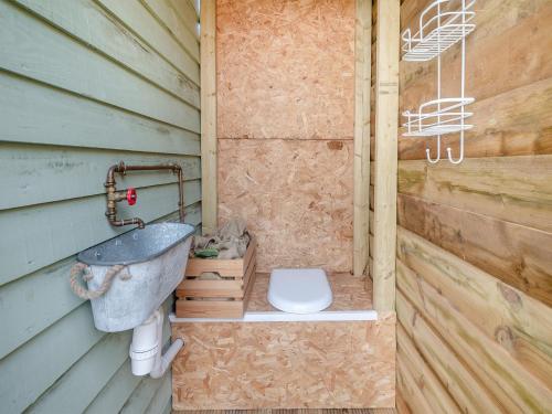La salle de bains est pourvue de toilettes et d'un lavabo. dans l'établissement The Lookout, à Torquay