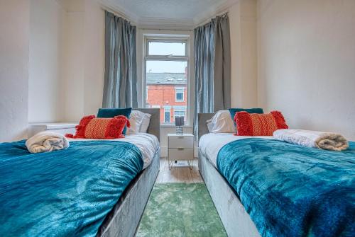 2 camas en una habitación con ventana en Stylish & Cosy in Coventry Garden Parking, en Coventry