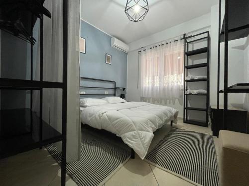 sypialnia z dużym łóżkiem i oknem w obiekcie Tirana New Bazaar - Apartment no•2 w Tiranie