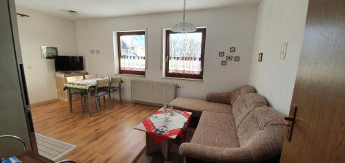 ein Wohnzimmer mit einem Sofa und einem Tisch in der Unterkunft Haus Schneider in Winterberg
