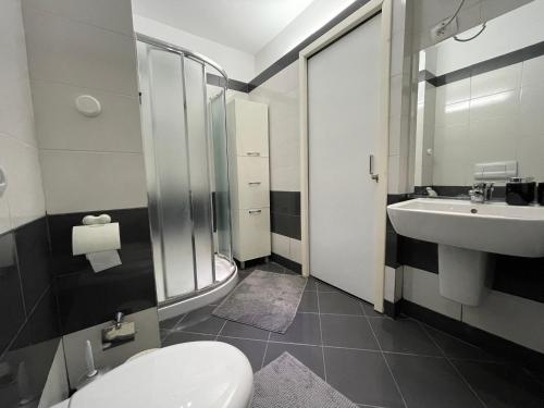 łazienka z toaletą i umywalką w obiekcie Tirana New Bazaar - Apartment no•2 w Tiranie