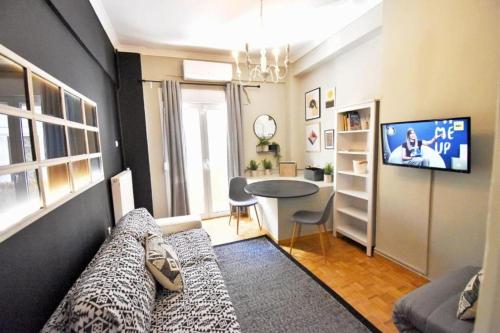 Televízia a/alebo spoločenská miestnosť v ubytovaní Seven Seconds Away Apartment