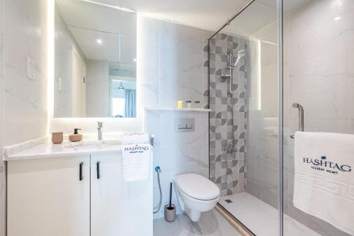 Koupelna v ubytování Hashtag Holiday Home - Stylish 1 Bedroom apartment in The Greens