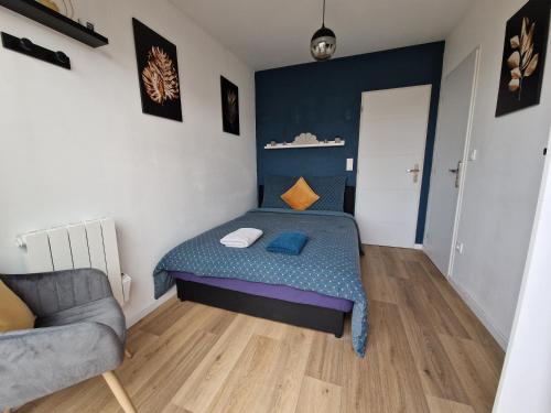 una piccola camera con letto e divano di Chambre privée - Béranger #2 ad Amiens