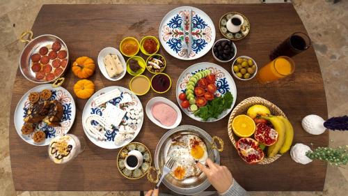 einen Tisch mit Frühstücksteller in der Unterkunft Serene Premium Stone House in Nevşehir