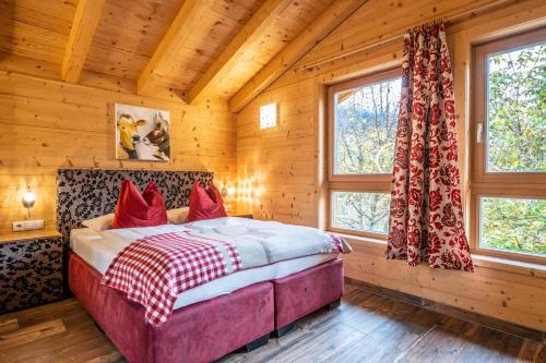 Llit o llits en una habitació de The Kaprun Edition - Luxury Chalets & Style Suites