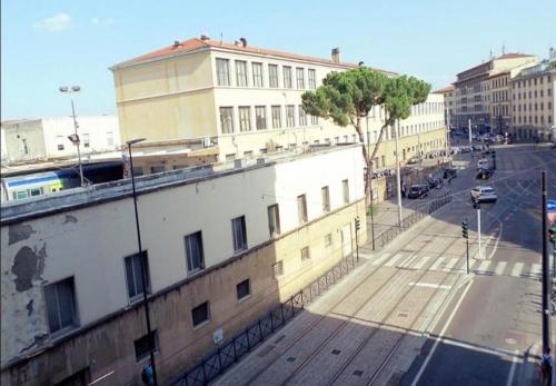 - Vistas a una calle de la ciudad con un edificio en Firenze inn 21 Florence en Florence