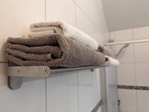 a group of towels on a towel rack in a bathroom at Pension Victoria in Steinmauern