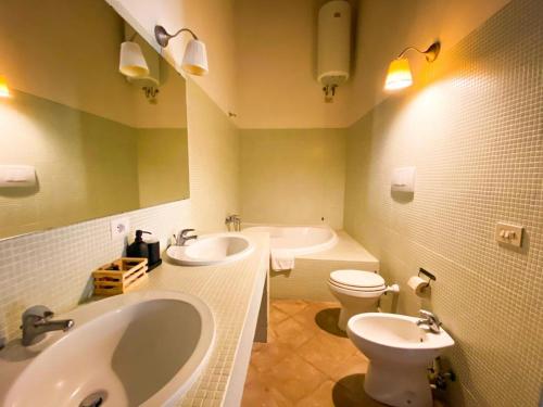Bilik mandi di Agriturismo Cerrosughero
